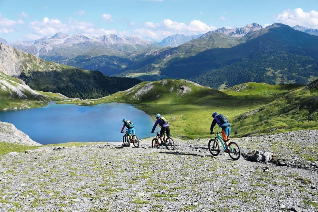 Die Südtiroler Trails vom Stilfserjoch hinunter sind unter Bikern so beliebt, dass sie bereits mit Zeitenregelungen gegen Sperrungen geschützt werden müssen. Doch nur ein paar Straßenkehren weiter wechselt man über den Umbrailpass ins Schweizer Val Müstair und hat diese gigantische Hochgebirgslandschaft ganz für sich – inklusive Bus Shuttle und nicht enden wollender Abenteuer-Trails.