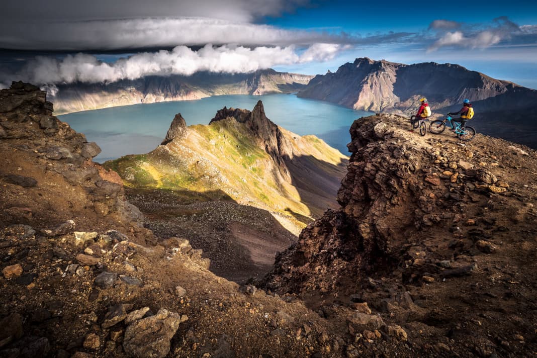 6 a.m. on the highest point of the Korean peninsula. Max and Harald look over the Paektu volcano as far as China.