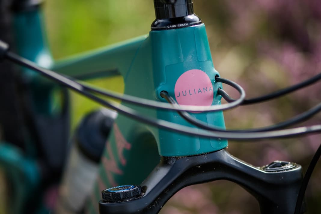 Clean look thanks to internally routed cables.