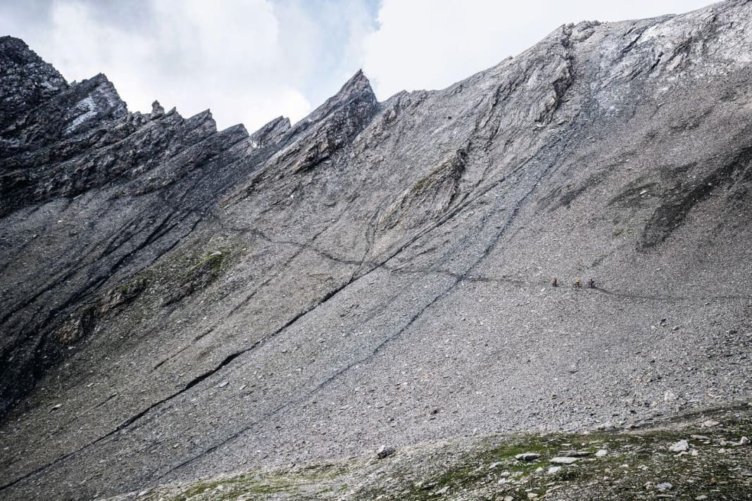 And suddenly this wave of spray solidified into rock stands before you: the 2936 metre high Col Malatrà. A rope helps you through the gap in the rock for the last 70 metres.