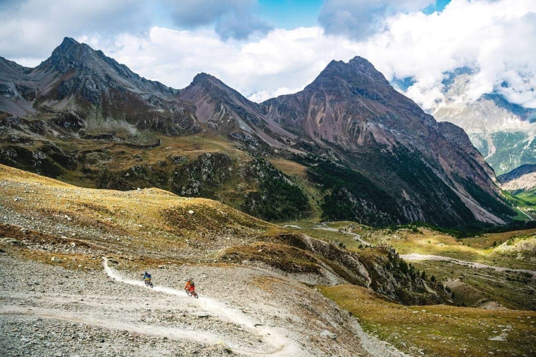 Shutteln – pedalieren – tragen. Doch wenn der Trail-Einstieg im Aostatal mal erreicht ist, steht dem Mont-Blanc-Panorama nichts mehr im Wege. Und einer episch langen Abfahrt erst recht nicht.