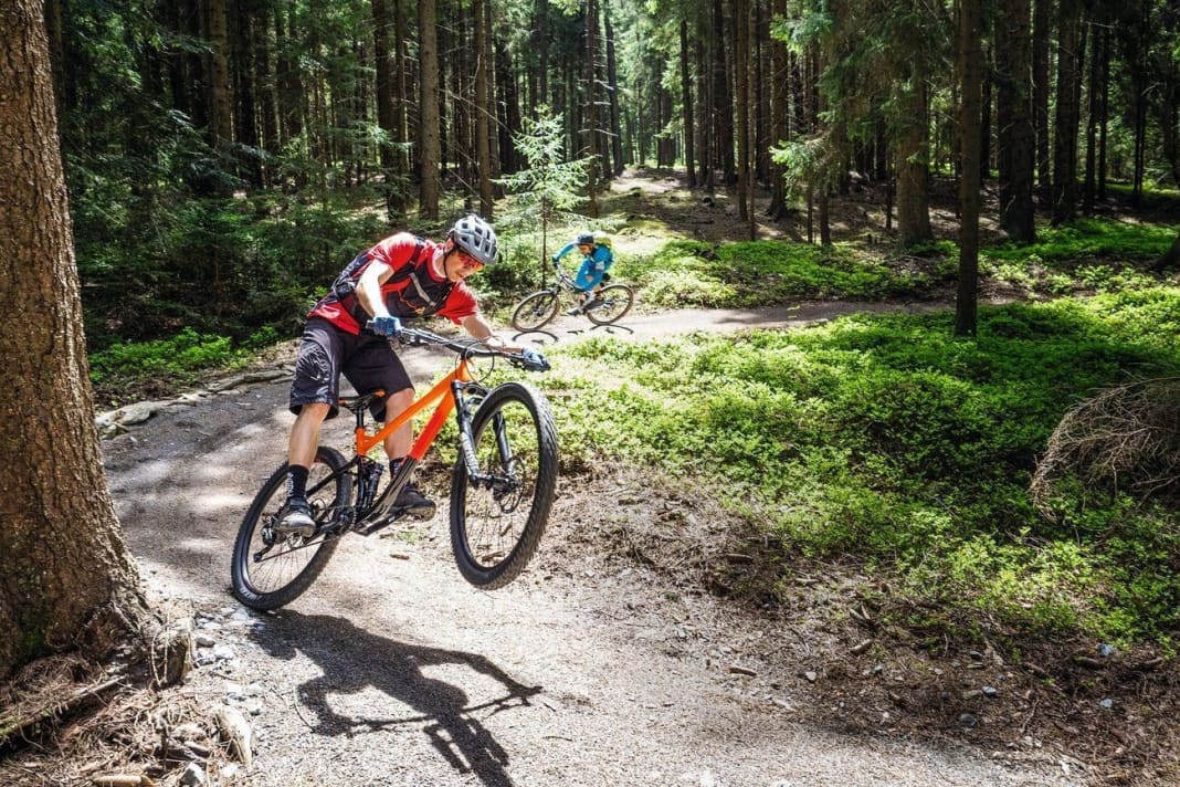 Trailbikes sollen Touren-Fahrer bergauf und bergab gleichermaßen glücklich machen. Für 2700 Euro zaubern aber nur drei von neun Test-Bikes ein breites Strahlen auf die Gesichter der BIKE-Tester. Unser Test im Trailcenter Lipno deckt die Stärken und Schwächen dieser Kategorie auf. (Im Foto: Max Schumann