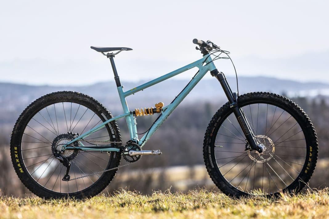 With its 160 millimetre fork and 140 millimetre rear travel, the Starling Murmur straddles the All Mountain and Enduro categories.