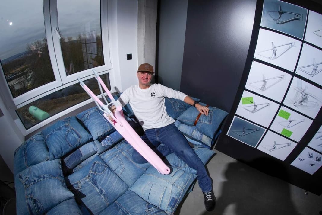 Style muss sein: Chief Technical Officer Chris Hilton in der Lümmel-Ecke aus umfunktionierten Jeanshosen.