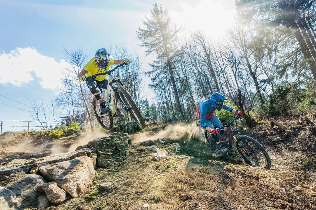 Parkeinsatz: Um unseren Testkandidaten ordentlich auf den Zahn zu fühlen, ging es auf die Freeride- und Downhill-Strecke im Bikepark Geißkopf. Die Touren-Tauglichkeit wurde im Münchner Umland getestet.