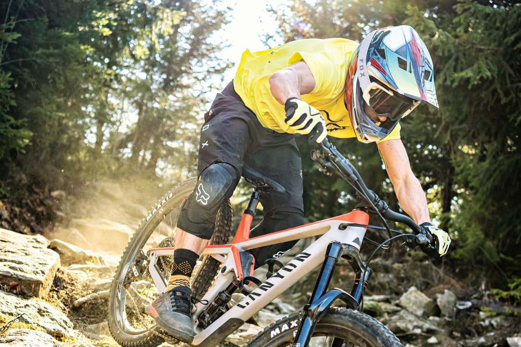 Canyon Strive CF 9.0: Trotz moderater Geometrie und überschaubarem Federweg verfügt das Strive bergab über erstaunliche Nehmerqualitäten.