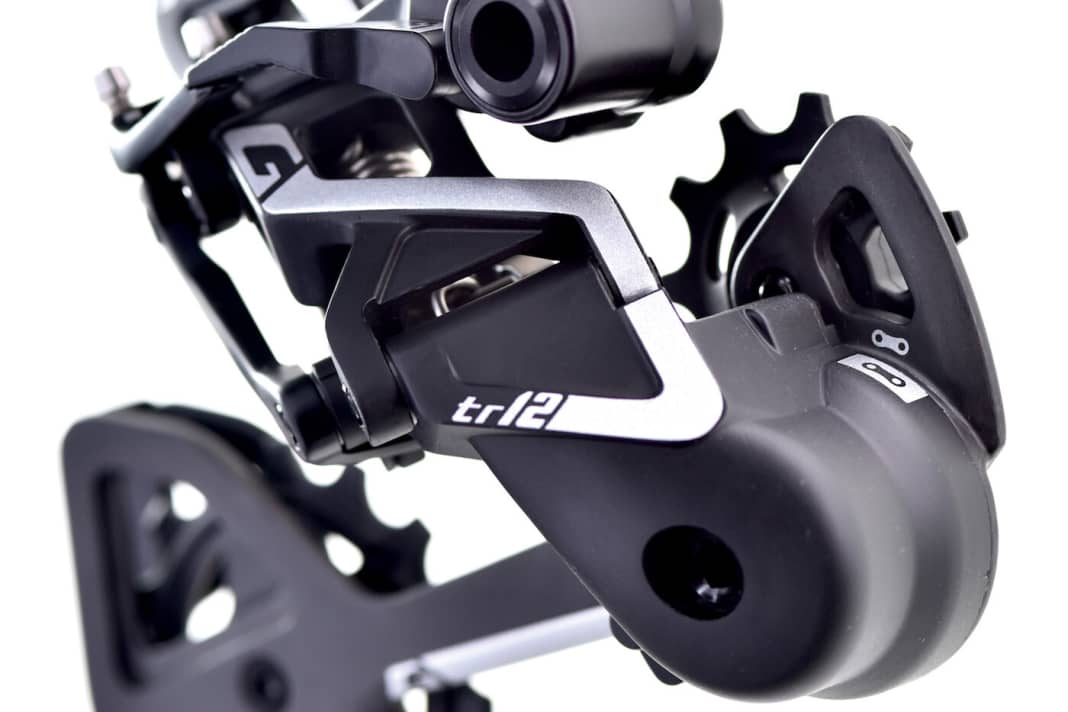 According to the manufacturer, the TRP rear derailleur weighs 282 grams. The outer rear derailleur cage is made of carbon, the inner one of aluminium.