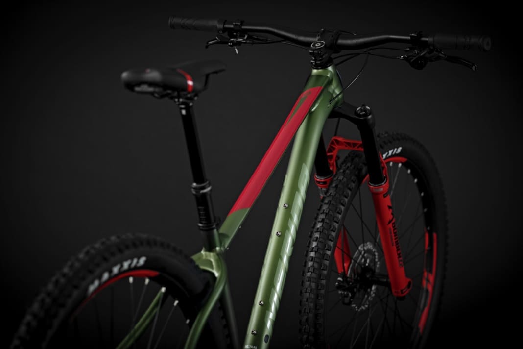 Gaudy looks, wide handlebars, long dropper post. With the Big Trail, Merida wants to offer trail handling at a low price.
