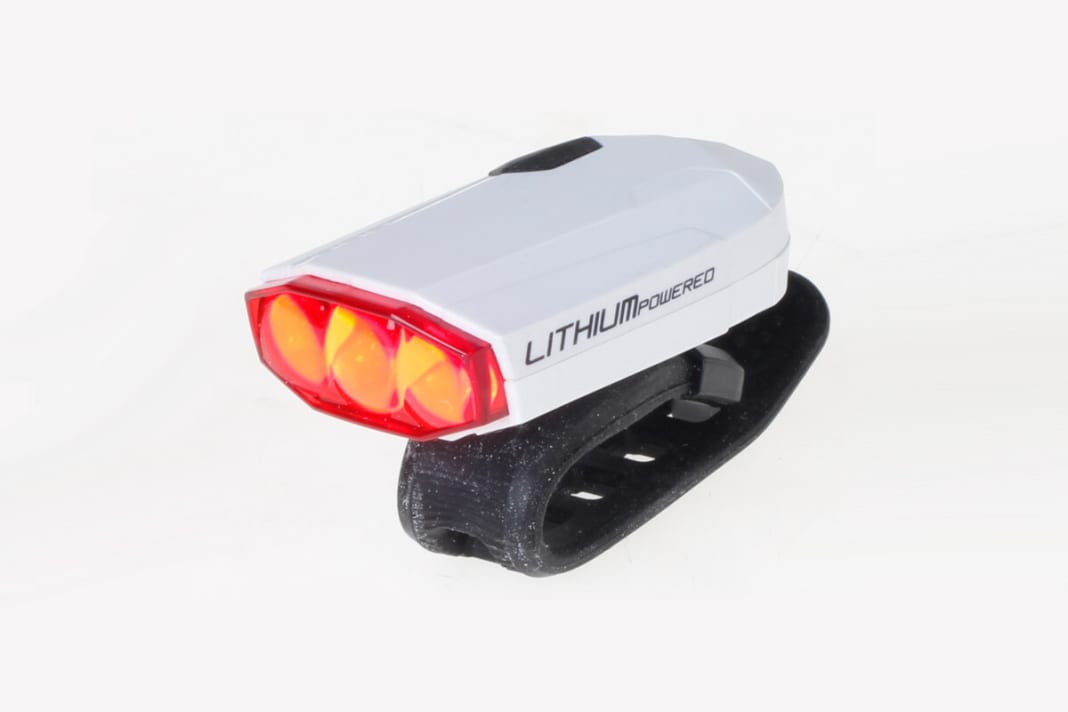Das Spark Light von BBB sieht in Schneeweiß nicht nur schick aus, es kommt zudem mit Tiefentladungsschutz und versteckter LED-Akku-Anzeige.

Infos www.bbbcycling.com

Preis 22,95 Euro

Leuchtdauer 3,5 bis 7 Stunden