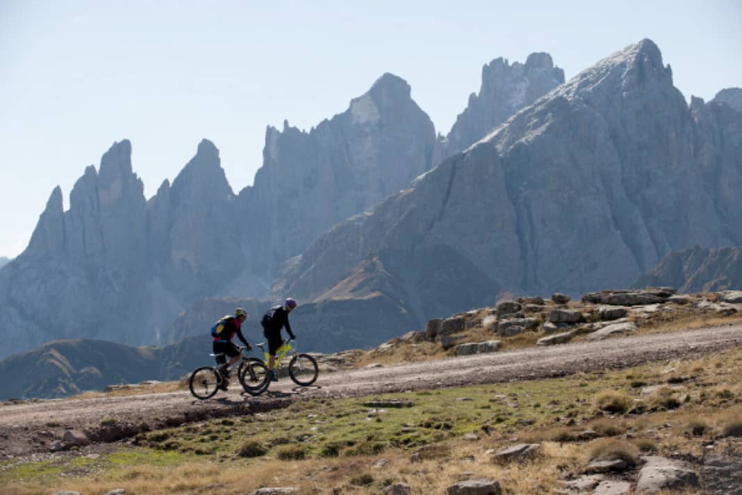 Das Panorama lässt die Anstrengungen des Aufstieges vergessen: am Passo Valles, am Fuße der schroffen Pala-Gruppe.