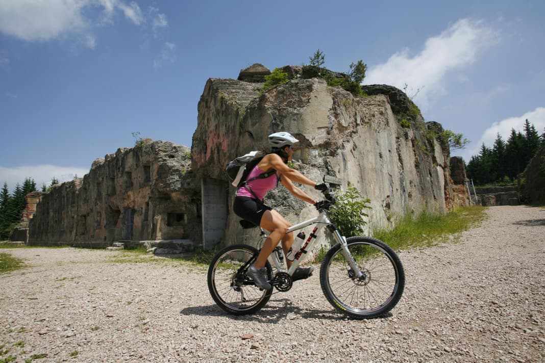 Before the war, the region belonged to Austria-Hungary. Even in peacetime, the Kaiserjäger built the countless forts on the plateau. Many are now just ruins (photo), while Fort Belvedere now houses a museum.