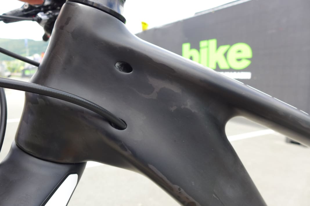 Im Steuerrohr verschwinden die Züge.