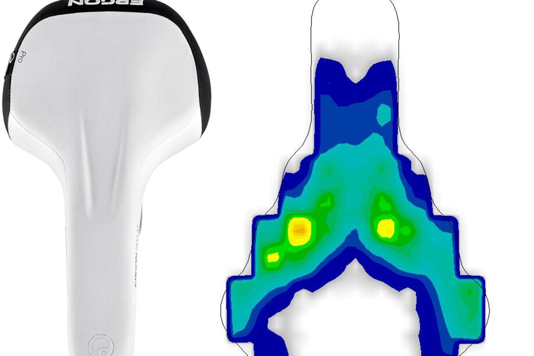 The thick padding makes the SM3 comfortable at first. However, the longer you ride, the more it sags. The wide saddle nose rubs against the rather thick thighs of the tester. The cut-out in the perineal area provides slight pressure. Due to the sporty riding position, the load on our marathon rider shifts more towards the pubic bone. However, the saddle compensates for this well when mounted far forward. Due to poor stability during the ride and increased pressure in the pubic area, the SM3 does not receive a recommendation from the lab.