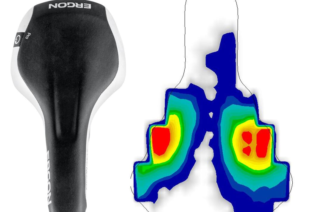 The Ergon SME3 in the narrow version fits the rider's sit bone distance perfectly. The padding is comfortable, but also suitable for longer tours. The flat seat area distributes the resulting pressure quite well. The tester found the slightly wide saddle nose to be annoying, but it relieves the perineal area cleanly. The pressure is actually well distributed over the sit bones, but the pressure measurement shows an uneven lateral distribution. The tester feels friction on the thigh and on the thick seam on the saddle and avoids these points while riding. For these reasons, the lab does not recommend this saddle for our enduro rider.