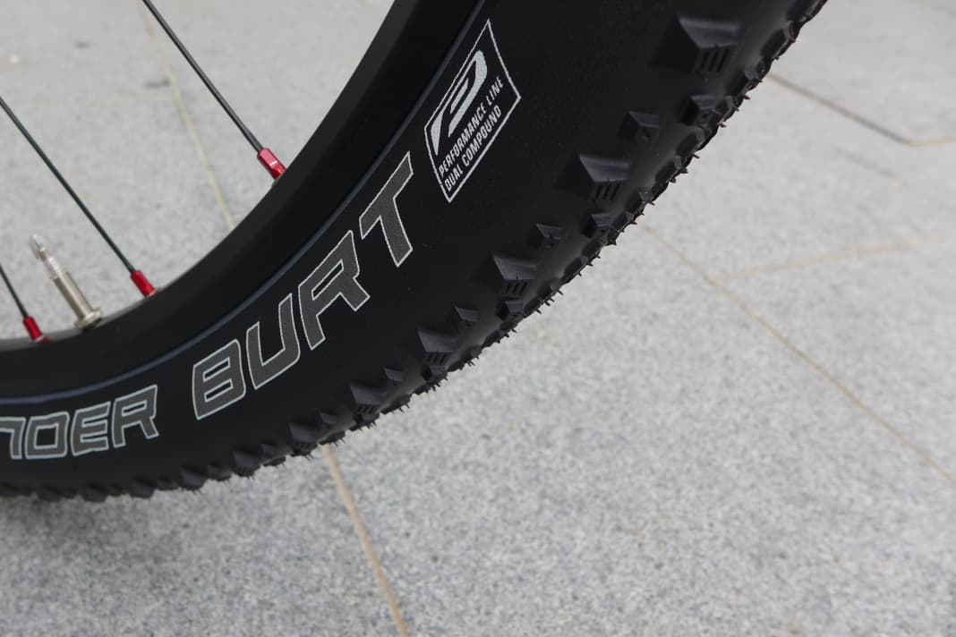 The finely profiled Thunder Burt in the performance rubber compound is not the first choice for most people.