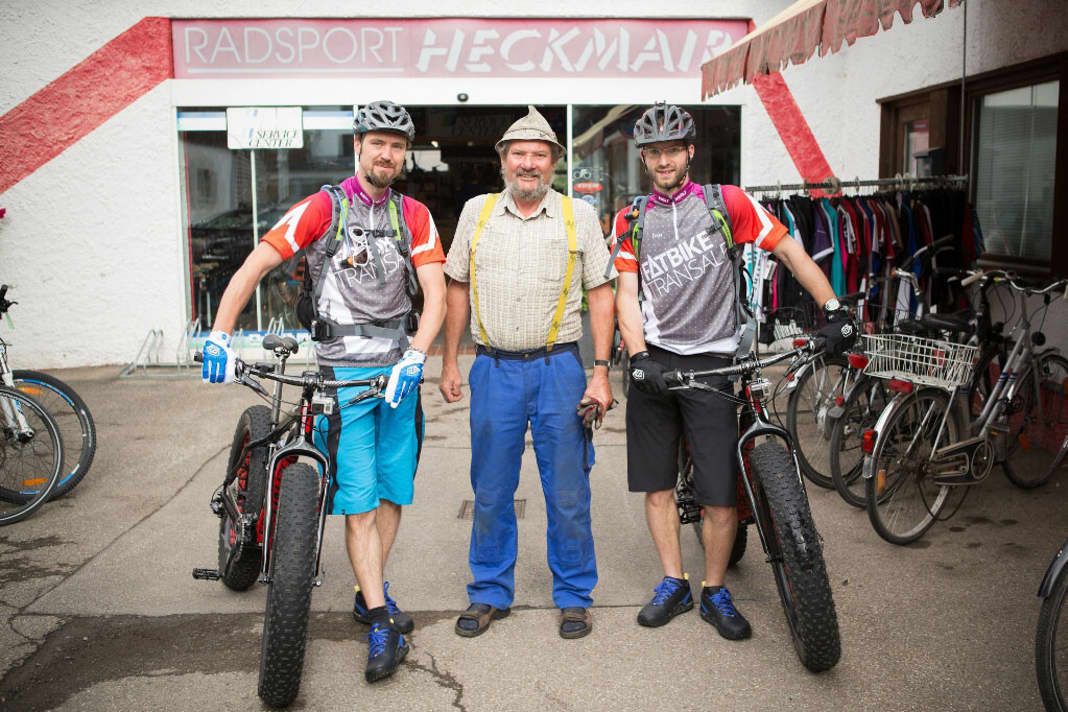 Three pioneers in one pile. Andi Heckmair (centre) was the first person to cross the Alps on an MTB. Mattias Buße and Daniel Schneider have now done the same on their fat bikes.