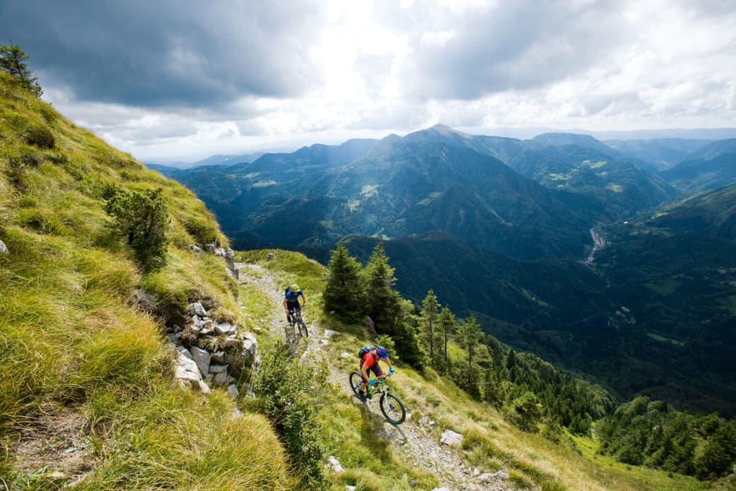 In die Bergflanke gezimmert: Der Singletrail zum Slatnik windet sich die Hänge hinauf wie eine Schlange durch den Sand.
