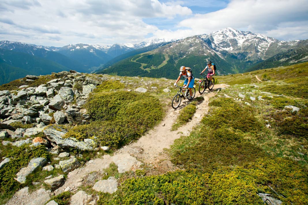 Mal flowig, mal ein wenig bockig, aber immer mit Rundum-Panorama: der Trail zwischen Marschnellalm und Riemerberglalm