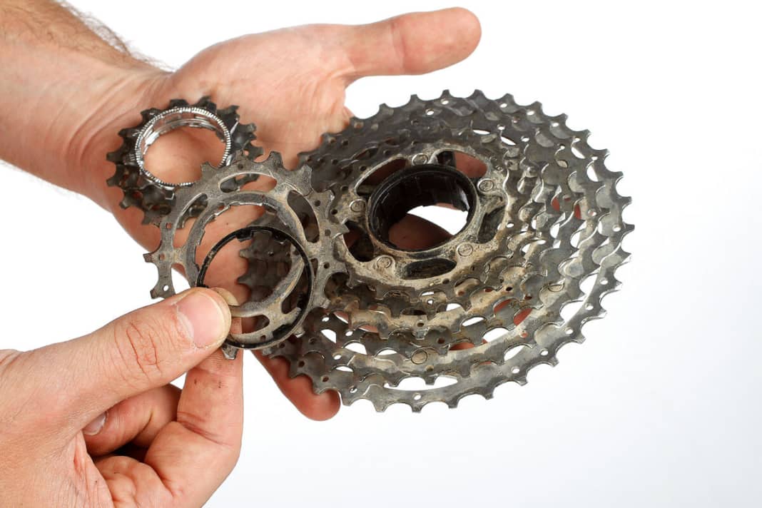 1. attach the chain whip and the cassette puller to the cassette and loosen the cassette end ring. You can then remove the cassette from the freewheel. Now remove the 17 mm sprocket and the corresponding spacer ring. With some sprocket sets, you also have the option of removing the 15 mm sprocket.