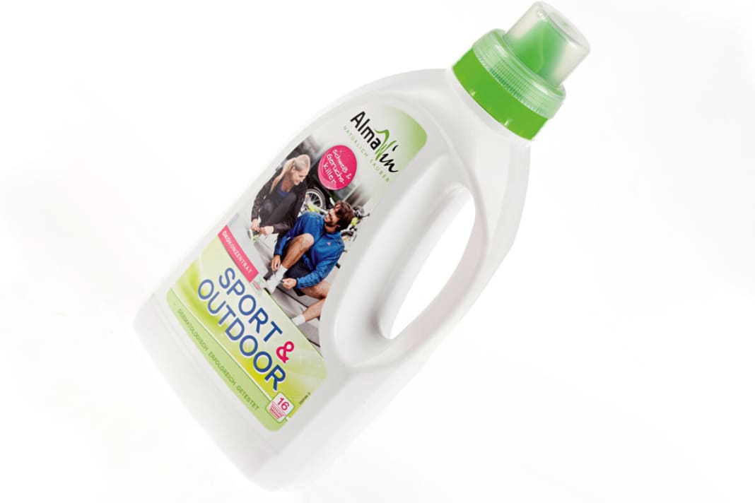 Almawin | 750 ml – 7,49 Euro

 Wer auch beim Waschen an die Umwelt denkt, greift zum Sport & Out­door-Öko-Konzentrat von AlmaWin. Auch für Biker mit empfindlicher Haut eignet sich das Bio-Waschmittel mit seinen natürlichen Inhaltsstoffen. Beißenden Schweiß und Dreckspritzer entfernt es selbst bei niedrigen Temperaturen souverän. Die Wäsche riecht zudem frisch.

Sauberkeit ***** | Geruch *****