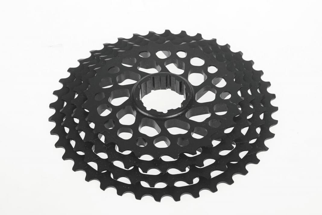 Absolute Black Cassette Adapter 28-40

www.absoluteblack.cc, Preis: 105 Euro, Gewicht: 154 Gramm

 Kassetten-Adapter mit 28-32-36-40 Zähnen. Ersetzt die drei größten Ritzel bei Shimano- und Sram-Kassetten. Dafür muss das 17er-Ritzel entfernt werden.