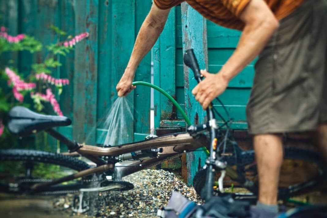 1. Fahrrad waschen: Feuchter Schlamm lässt sich direkt nach der Fahrt leicht mit dem Gartenschlauch abspülen. Angetrockneter Schmutz ist da schon hartnäckiger und will erst mal eingeweicht werden. Sprühen Sie dann das Bike mit einem Reiniger ein und lassen Sie ihn ein paar Minuten einwirken. Zum Abwaschen reicht meist Wasser, bei Ritzel und Kettenblättern helfen grobe Bürsten weiter. Finger weg vom Dampfstrahler, der hohe Wasserdruck ist der Killer für Lager und Dichtungen. Das saubere Rad kann zum Schluss noch gewachst werden, dann glänzt es auch noch nach der nächsten Ausfahrt. 