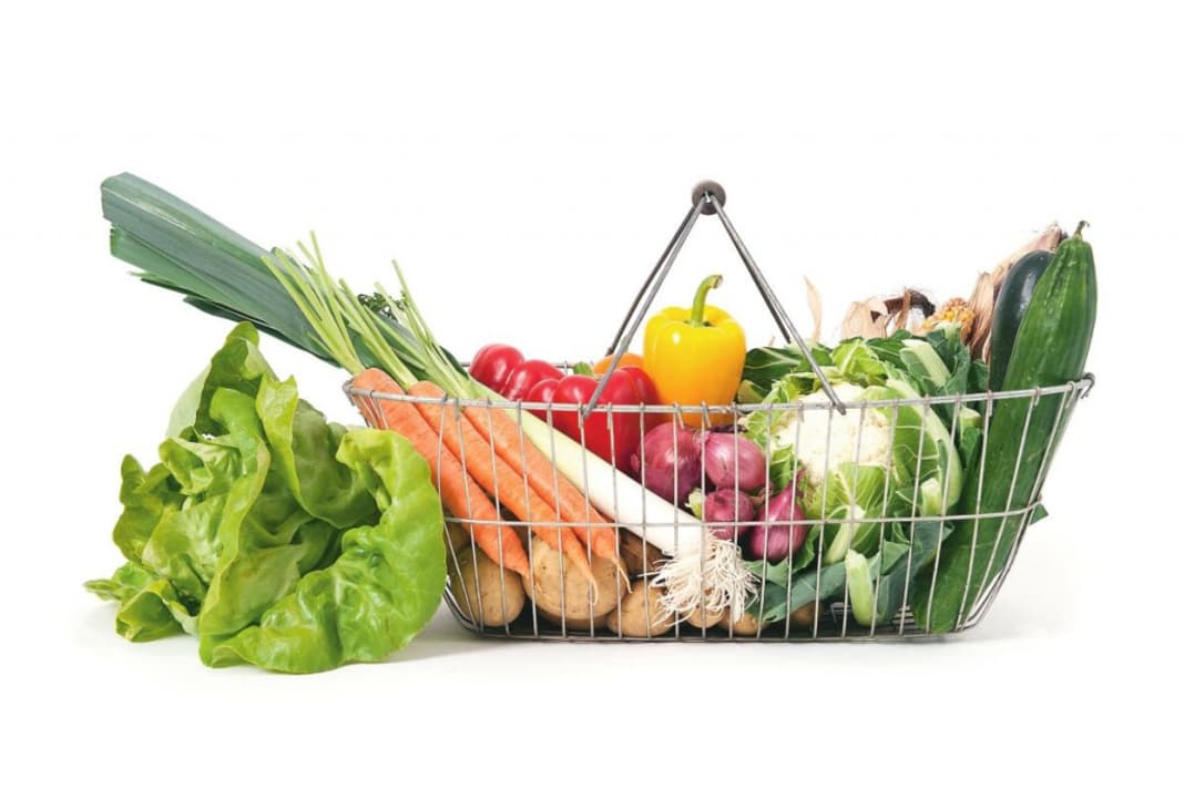 Vegetables instead of fruit: A study by the University of California shows that fructose has a similarly negative effect as household sugar. So if you want to lose weight, you should cover your vitamin and fibre requirements with more vegetables. A guideline for everyday life: For every 400 grams of vegetables, there are about 100 grams of fruit.