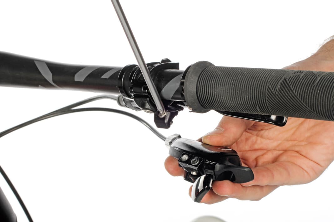 1. Die Sram Matchmaker kombiniert an einer Schelle alle gängigen Sram-Trigger-Schalthebel mit Sram-Bremsgriffen. Ein Satz der aktuellen Matchmaker X kostet 55 Euro und kann sowohl links als auch rechts montiert werden. Zuerst schraubt man den Schalthebel von der Lenkerschelle. Danach entfernen Sie die Schelle vom Lenker.