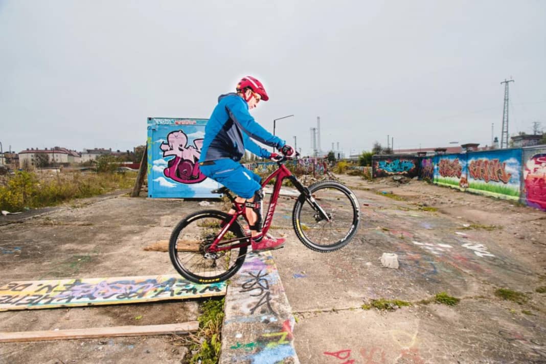 1. Kräftig reintreten

 Rolle langsam an den Rand und bringe das Vorderrad so nahe an die Kante wie möglich. Die Pedalstellung ist in dem Moment senkrecht, der stärkere Fuß steht vorn. Dann gibst Du den Impuls, indem Du kraftvoll in die Pedale trittst. Folge: Das Rad bäumt sich auf.