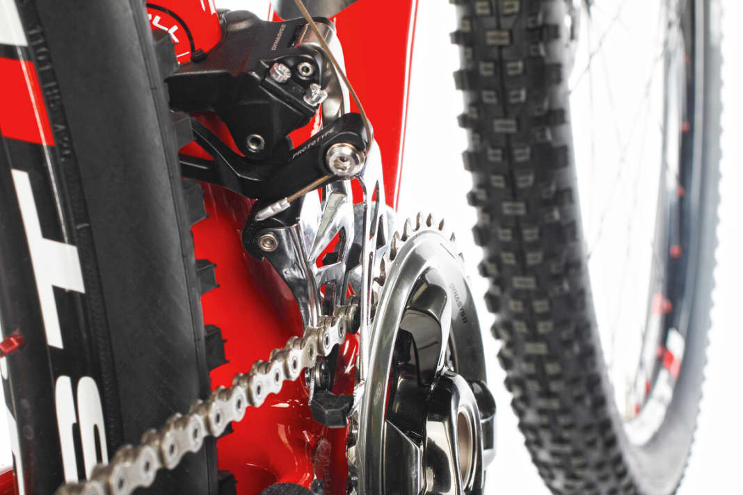 ALIGNING THE EJECTOR

 Incorrect angle: The guide plate of the front derailleur is not aligned parallel to the chainring. Before making the adjustment, the angle and height, i.e. the position of the front derailleur, must be correct. The angle can only be adjusted with clamp front derailleurs. Direct mount front derailleurs are already aligned parallel ex works.