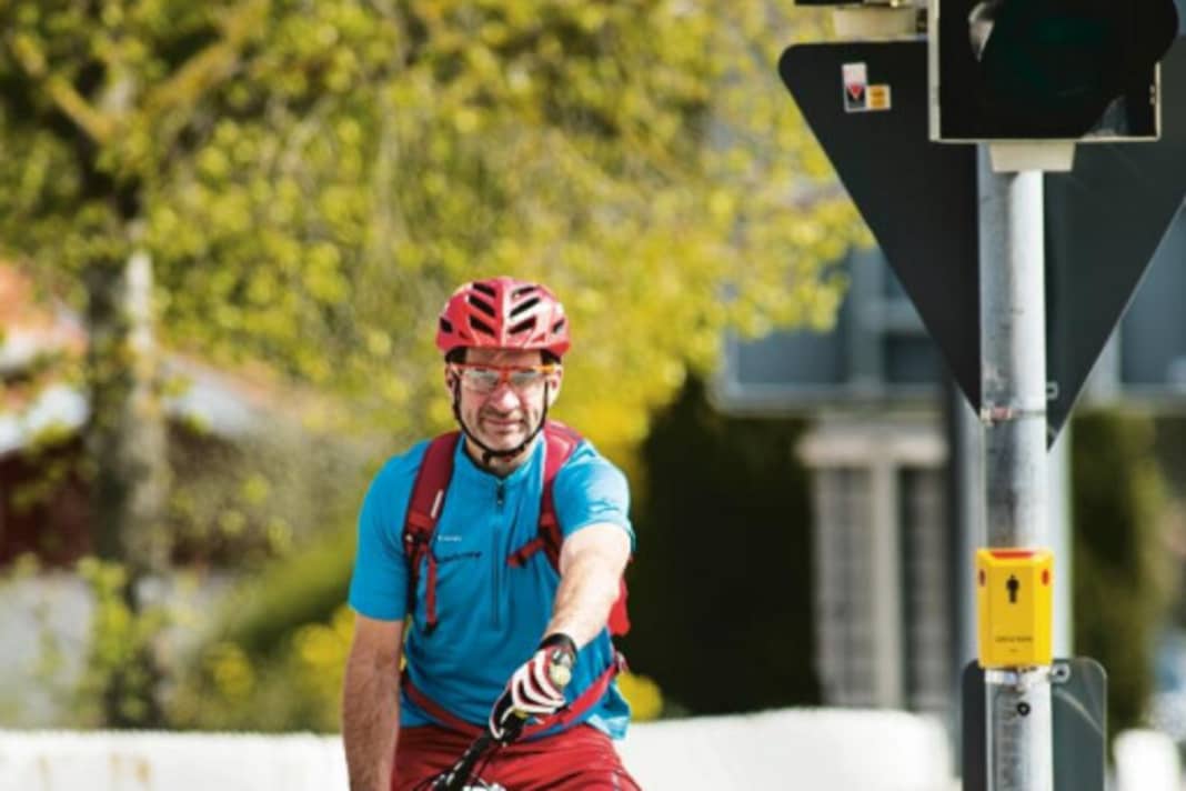 1. Die klassische Variante

 Bei der Anfahrt zur roten Ampel kannst Du Deine Teleskopstütze bereits auf mittlere Position absenken – vielen fällt das so einfacher. Jetzt gilt es, cool zu bleiben. Fixiere mit Deinem Blick einen Punkt und reagiere auf Kipptendenzen nur mit sachten und langsamen Ausgleichsbewegungen. Das klappt am besten mit Einsatz der Knie oder mit Lenkbewegungen. Die Bremsen sind dabei gezogen, können aber leicht gelöst werden.