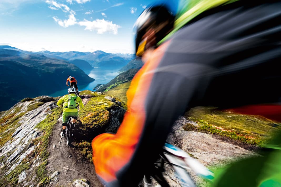 Nur Fliegen ist schöner, möchte man denken bei diesem Ausblick auf den Geiranger-Fjord. Doch der Trail erfüllt den Wunsch schneller, als man denkt …