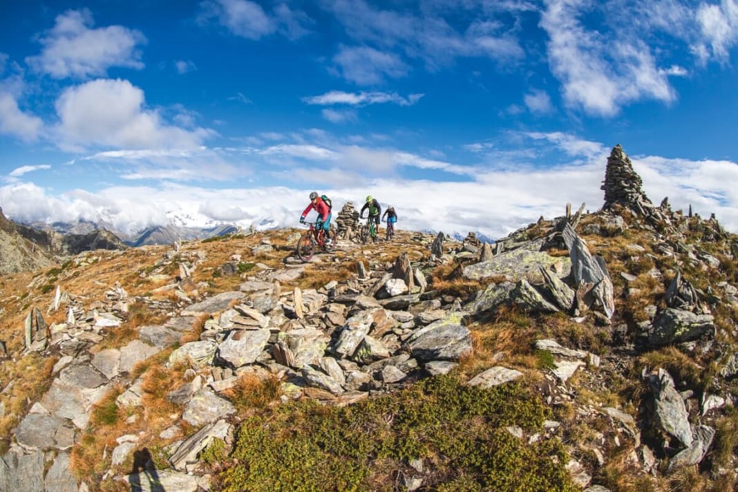 Plattenwege auf der höchsten Etage des Speikbodens im Tauferer Ahrntal: Zum Bewundern des 360-Grad-Panoramas sollte man kurz anhalten, denn die Trails sind ganz schön knackig.