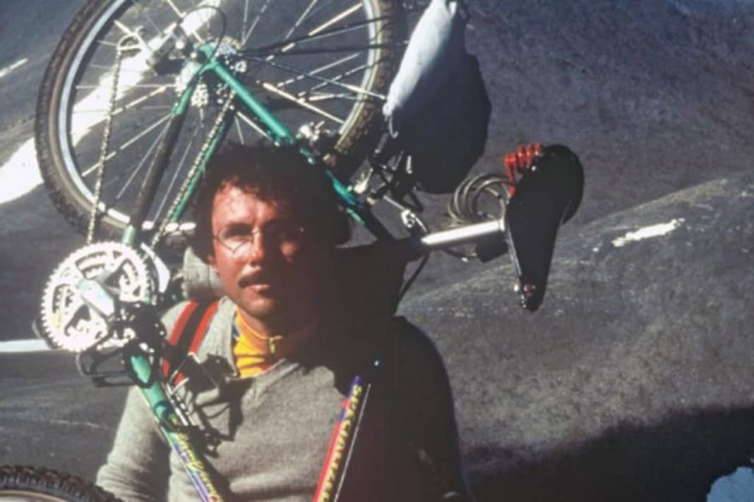 Vor 25 Jahren: Die Trans-Olymp-Pioniere Stefan Etzel und Christian Smolik mit Gepäckträger am Bike.
