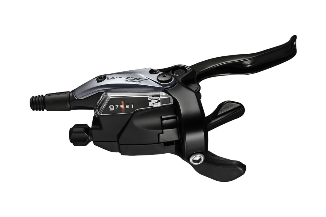 Bremse und Schalthebel an einer Schelle. Sieht wertig aus und räumt das Cockpit auf. So muss das sein.