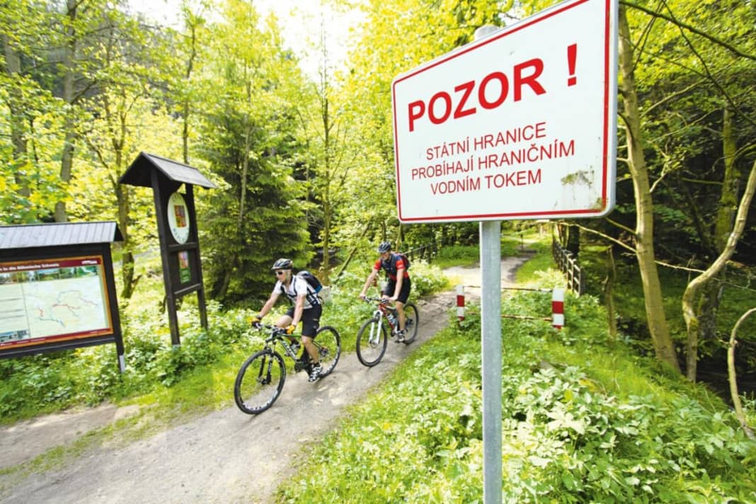"Pozor!" does not mean "border", as you might expect at the Czech border, but "watch out!". You don't have to show a passport.