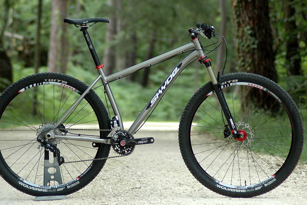 Skyde hat neben dem 29-Zoll-Hardtail (Foto) auch ein Hardtail in 27,5 Zoll im Programm. Beide sind für den Aufbau mit Federgabel konstruiert und komplett in Europa gefertigt. Darauf ist man bei Skyde besonders stolz.