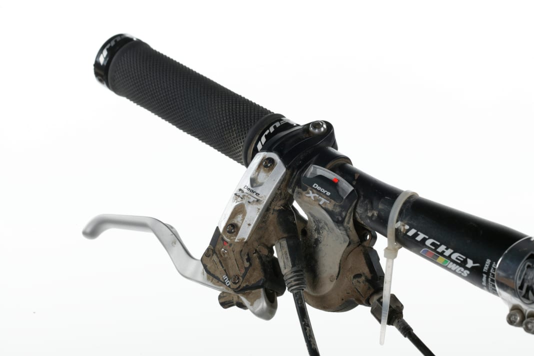 Rear derailleur/shift lever:

The shifting is precise and even feels crisper on the "XT" than on its more expensive sister "XTR". However, you still need a little sensitivity: If you shift gears frantically or on steep ramps under full load, it can crack from time to time.