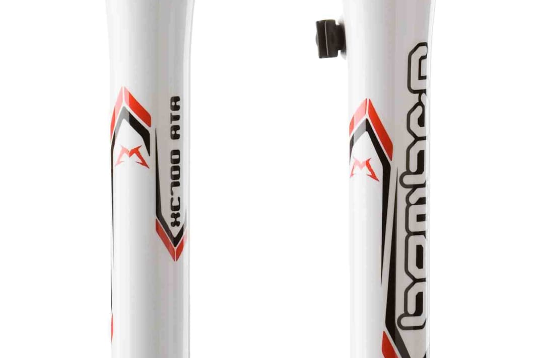 The "XC 700" marathon/all-mountain fork (100 to 140 millimetres) also has nothing to hide at 1665 grams. The slimming cure is made possible by computer-optimised casting, a fork crown with a honeycomb design and nickel-coated stanchions. In contrast to anodised stanchions, the nickel coating is far less corrosive to the material. So thanks to this coating, less aluminium is needed than before. On the functional side, Marzocchi 2008 has two new features.