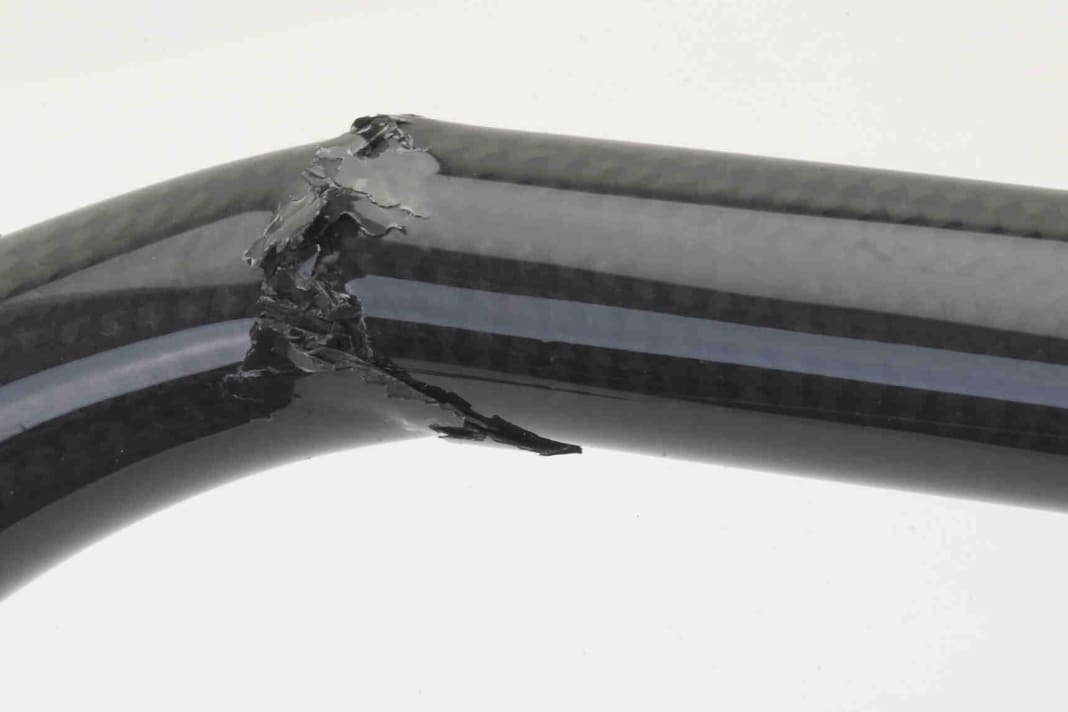 Ergänzung aus BIKE 1/2007:

Die Nachricht des Lenker-Tests (BIKE 12/06) war eindeutig: in der Summe sind Carbon-Lenker stabiler als die Alu-Konkurrenz. Im Test überstanden 75 Prozent der Lenker die harten Anforderungen, beim Alu-Lenkertest in BIKE 10/02 waren es dagegen nur 30 Prozent. Trotzdem gingen auf der Lenkerprüfmaschine insgesamt sechs Test-Exemplare unter schiedlicher Hersteller in die Knie. Als unbedenklich gelten Lenker, die konstant 80 000 Lastwechsel überstehen. Dies gelang einigen Herstellern aber nur mit drei von vier Lenkern. Der Grund: Serienstreuung. Bei der Produktion der handgewickelten Carbon-Lenker können sich gelegentlich Fehler einschleichen – trotz strengster Kontrollen. Deshalb gilt, wie für alle Leichtbau-Teile: Nach einem schweren Sturz sollten Sie sicherheitshalber Lenker und Vorbau tauschen. Die Hersteller haben nach dem Test reagiert: