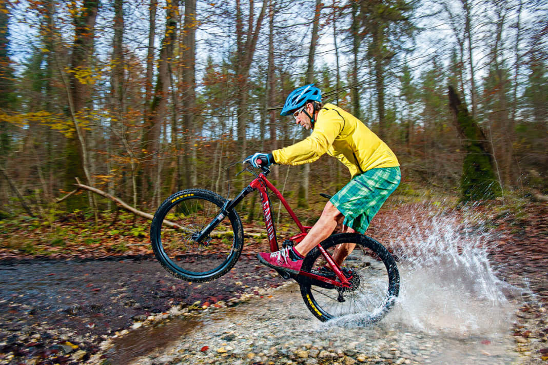 SPLASH: Almost there. As soon as the rear wheel has cleared the puddle, bring the centre of gravity back to a central position. The front of the bike then tilts automatically.