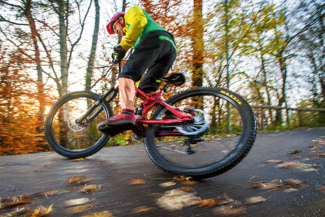 Stefan Herrmann drifting. In wet conditions and on tarmac, the move is politically safe. "On trails, of course, such a drift leaves traces," warns Stefan.