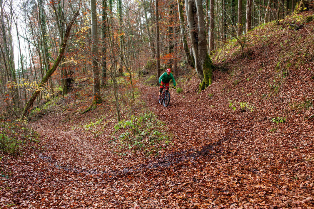 ASSESSING THE CORNER: You should always use the approach to scan the corner. E.g. curve radius, obstacles, curve exit, any berms or edges. For a better view, straighten up on the approach. If there are no obstacles or the course of the bend, the ideal line is: outside, inside, outside.
