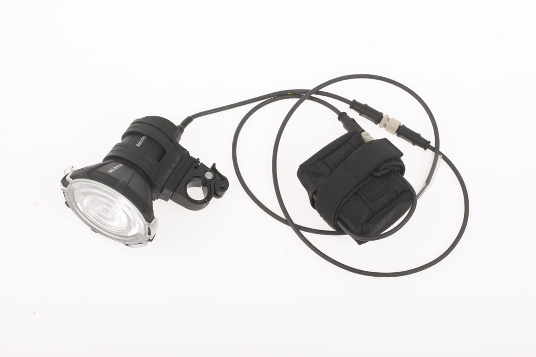 XENON (HID)

Xenon lamps such as the "Big Bang" are particularly suitable for bikers who are travelling fast and need perfectly illuminated paths thanks to their enormous light output. Price: 699 euros, www.bumm.de