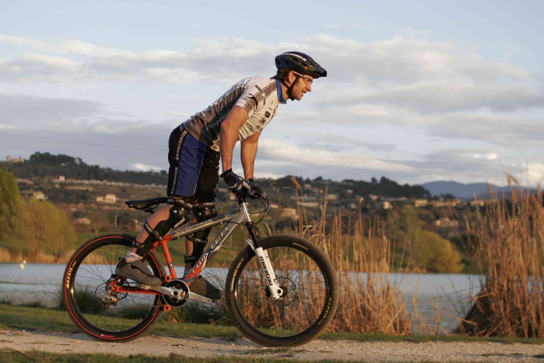 Position auf dem Bike

1. Will man die ideale Position auf dem Bike finden, muss man die Extreme kennen. Dazu rollst du in langsamer Fahrt und stehst auf den Pedalen. Schiebe nun deinen Körper so weit hinters Bike wie möglich. Bis die Arme in der Streckung spannen. Der meiste Druck lastet jetzt auf dem Hinterrad. Diese Position brauchst du zum Beispiel für steile Abfahrten.