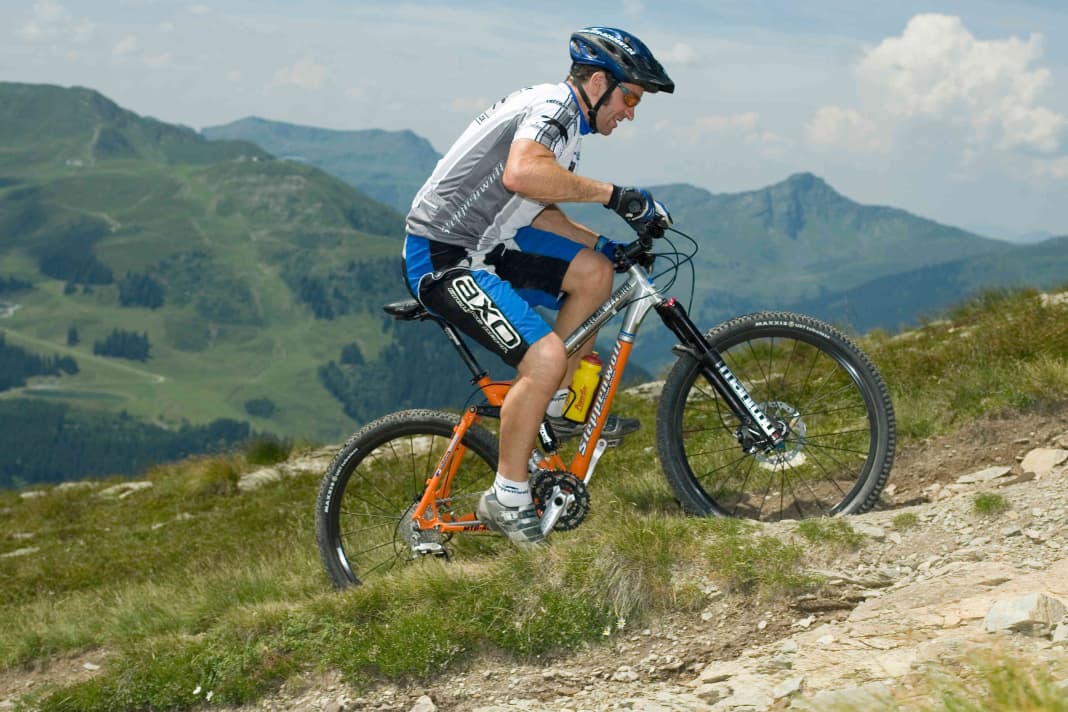 SITTING

RIGHT

Centre of gravity forwards: To prevent the front wheel from rising on steep sections and to keep the bike manoeuvrable, the body's centre of gravity must be forward. Stefan slides forwards on the saddle and bends his arms to reduce the distance between his shoulders and the handlebars. Important: an even flow of power, i.e. a round pedal stroke.
