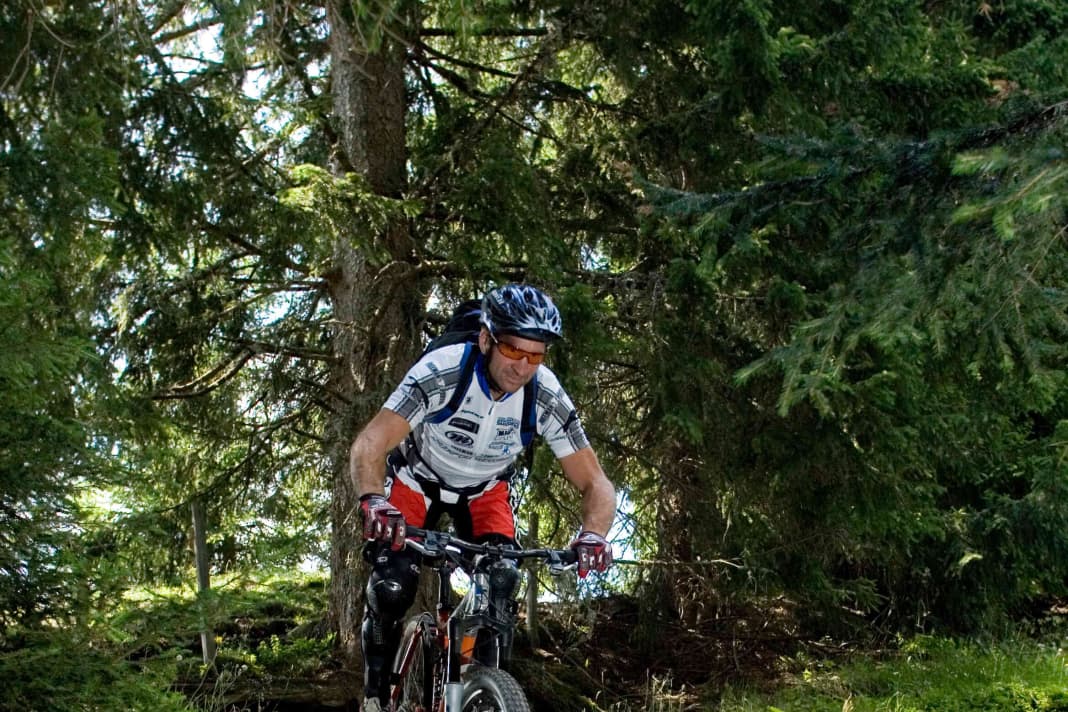 Steilvorlage - Runter kommen Sie alle - aber wie? Wer nicht auf allen Vieren ins Tal rutschen will, muss in steilen Sektionen cool bleiben.

Antizipieren: Wer reagieren muss, ist schon zu spät dran. In steilem Gelände muss man vorausschauend fahren – und agieren. Blick in Fahrtrichtung, erhöhte Aktionsbereitschaft, frühzeitig anbremsen.