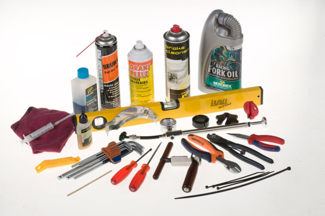 Tooltime:

Diese Werkzeuge und Pflegemittel gehören zur Grundausstattung jeder Werkstatt. Eine Investition, die Ihnen Ihr Bike danken wird. Alle Arbeiten in diesem Special lassen sich mit unserer Werkzeugkiste bewerkstelligen. Die Ausrüstung können Sie Stück für Stück erweitern.