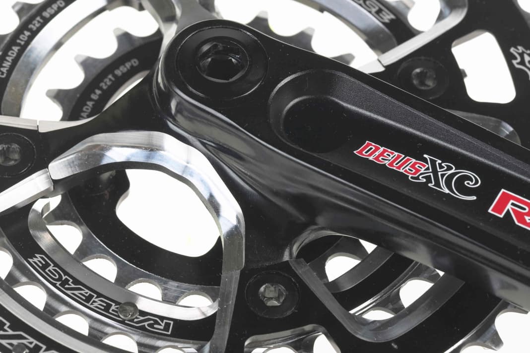1. SCREW CONNECTION

The crank arm is pulled onto the multiple gearing of the crankshaft with a central screw and fixed with 40-60 Nm. A cover ring serves as an integrated puller.
