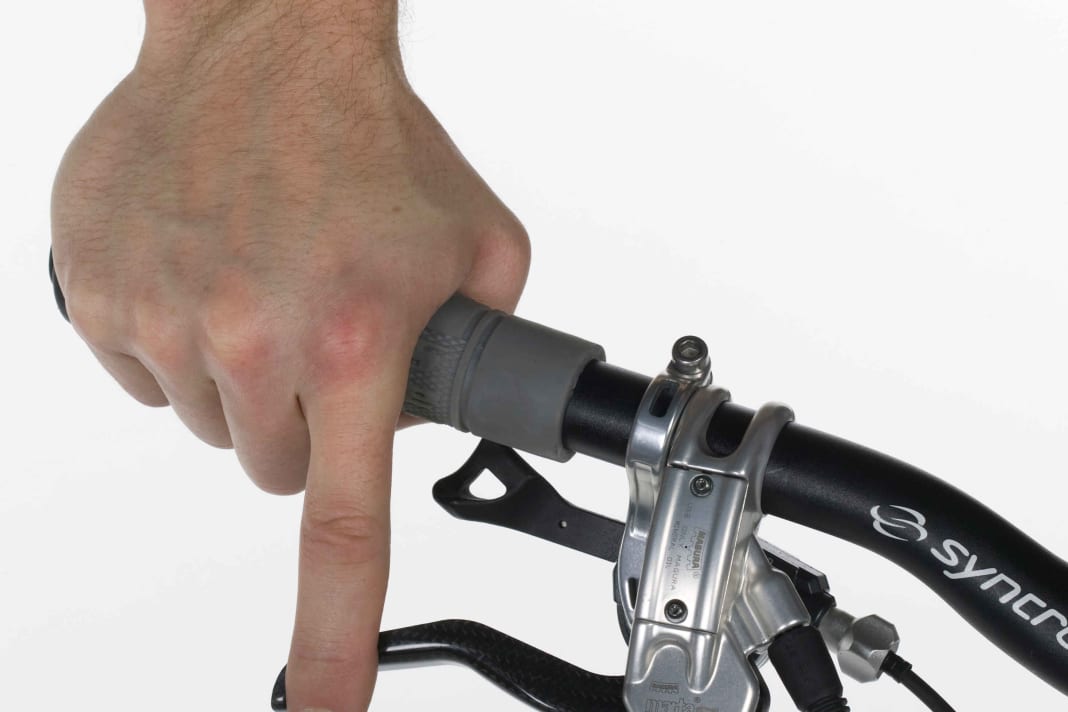 1. HEBELPOSITION SEITLICH EINSTELLEN: Für maximale Brems-Power rücken Sie die Bremsgriffe so weit nach innen, dass Sie die Hebel am äußeren Ende greifen. Viele Schalthebel lassen sich auch außerhalb der Bremsgriffe montieren.